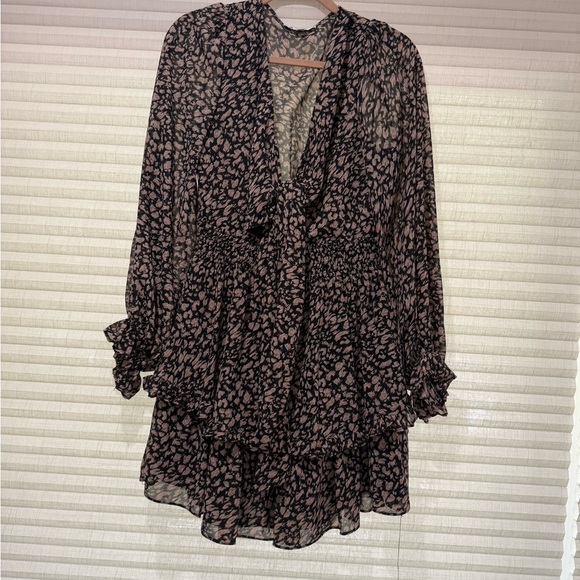 Black and Cream Long Sleeve Dress with Front Tie - Picture 5 of 5